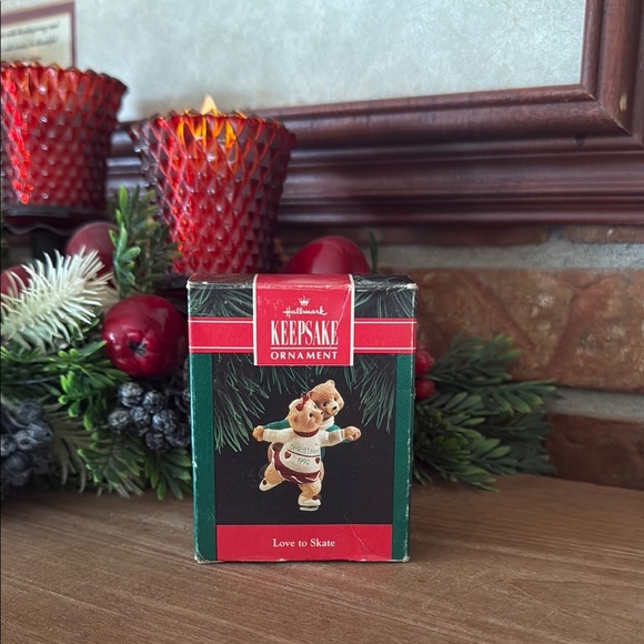 Hallmark Keepsake Ornament - Love to Skate - Picture 1 of 2
